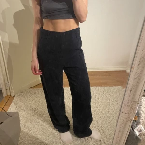 Byxor - Marinblå manchester byxor från Gina Tricot ❤️