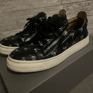 Giuseppe zanotti - Giuseppe Zanotti skor i strl 42, fint skick med en liten defekt på ett snöre, nypris ca 7000kr köptes nya, knappt andvända