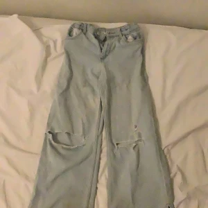 Ljusa barn jeans - 140 storlek små fläckar på benet hög midjade 