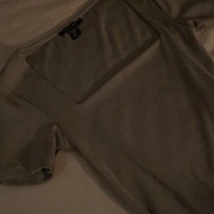 Grå kortärmad yröha - Grå tröja, har knappt använt det o kmr inte till användning, kan skicka mer bilder på tröjan, Inget fel på d🤍