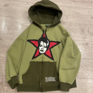 hoodie med dragkedja  - XL, sjukt snygg hoodie med coolt tryck,  galet bra kvalite med perfekt passform, PLEASURES, nypris-2200kr på deras hemsida, limiterad 