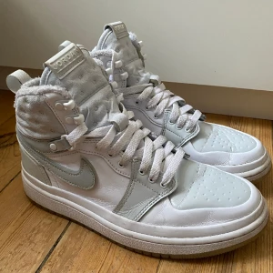 Air Jordan sneakers - Säljer mina jordans då dom är lite för stora för mig. Använda väldigt sparsamt. Regn och snö tåliga och lite varmare. Köpta för ett år sedan för 1600. Pris kan diskuteras vid snabb affär!😄