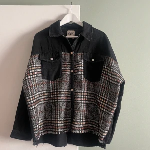 Jacka från Zara - Säljer en jacka från Zara i storlek L. I gott skick. 