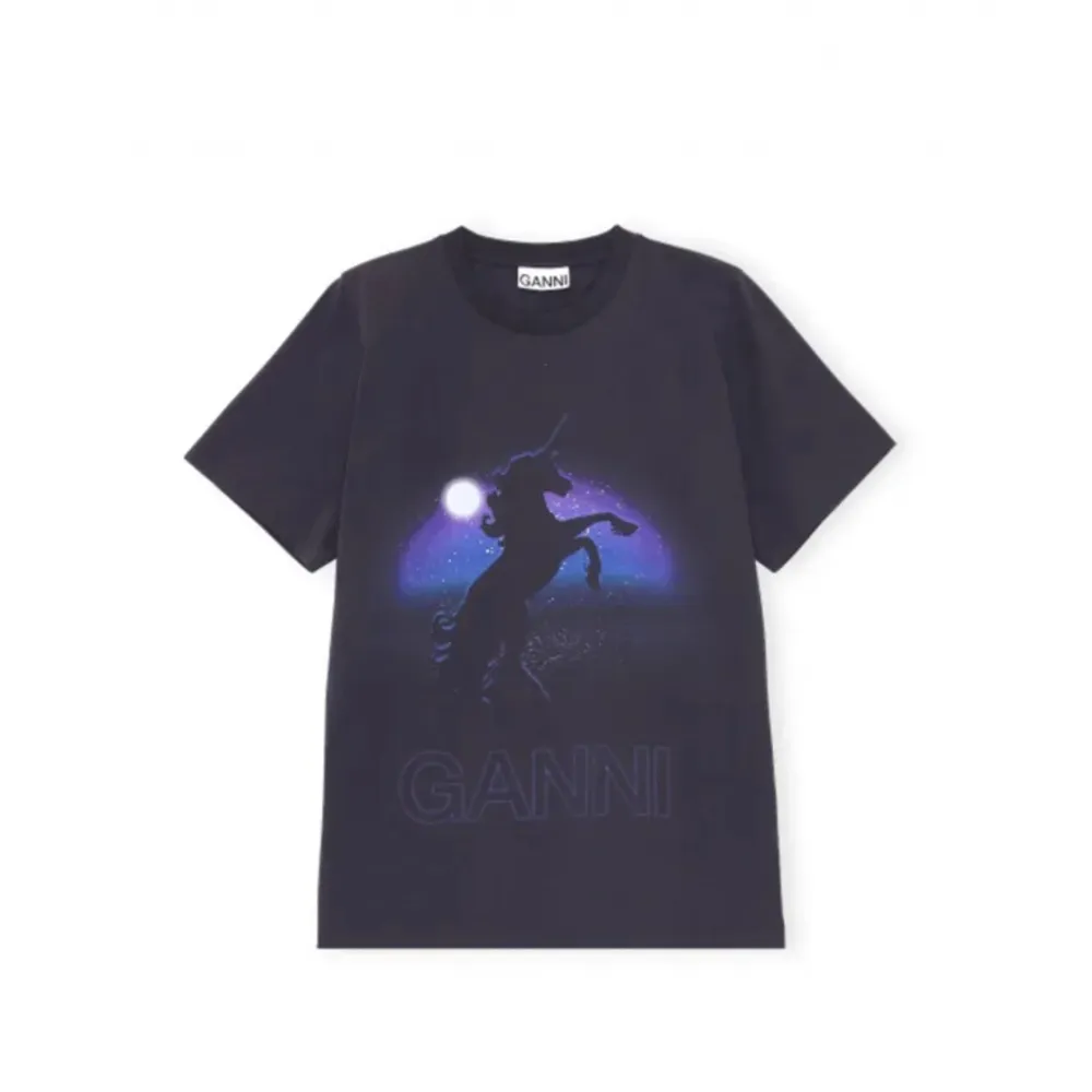 Säljer denna Ganni T-shirt, knappast använd storlek xs men sitter som en M🩷. T-paidat.