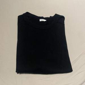 Hej säljer denna Filippa K tröja i svart, tröjan är sparsamt använd och är i bra skick. Nypris 1100! Skriv för fler frågor (pris kan diskuteras)🌟