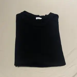 Hej säljer denna Filippa K tröja i svart, tröjan är sparsamt använd och är i bra skick. Nypris 1100! Skriv för fler frågor (pris kan diskuteras)🌟