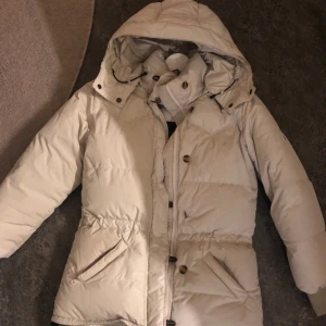 Boomerang jacka - Beige Boomerang jacka i strl xs. En knapp har gått sönder och öglan, några fläckar finns (se bilder och fler bilder kan skickas då det inte går att ladda upp fler än 3).