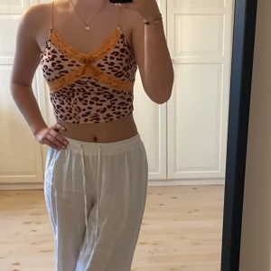 Linne i leopard  - Linne i leopard mönster med orange spets och en roset, använt Max 1-2 gånger🥰