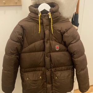 Fjällräven jacka - Mörkbrun/grön Fjällräven expedition jacka i storlek xxs, stor i storleken så passar mig som annars har s bra. I bra skick, endast ett litet ”jack” på insidan, kan skicka bild vid intresse. 