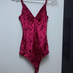 Bodysuit  - Helt ny bodysuit i sammet 🌸