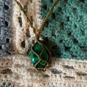 halsband med malakit - Handgjort och justerbart halsband med en äkta malakit köpt i en kristallbutik. Är inte riktigt min stil längre men är fortfarande skitcool! Priset kan diskuteras ✨
