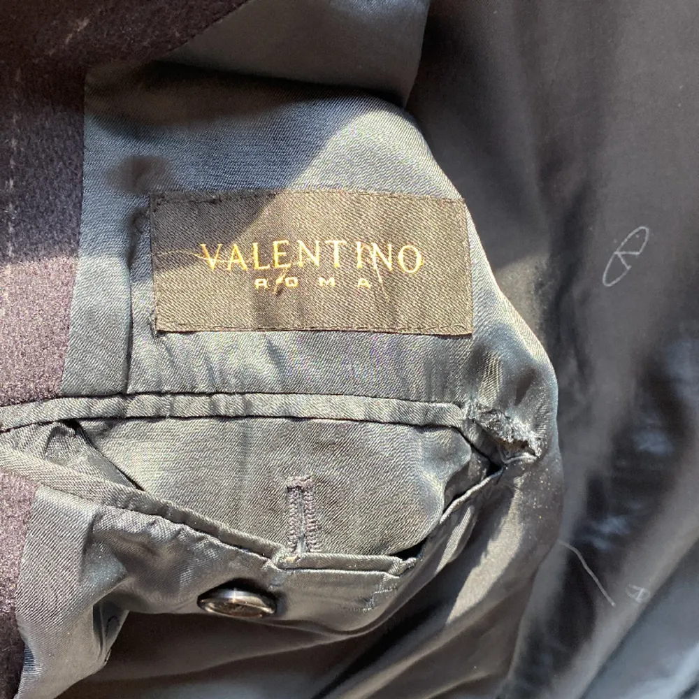 Säljer en valentino rock in gitt skick förutom ett hål vid armhålan som inte syns nör man bär den! Passar storlek M-L, köpt i Valentinos affär i london för ca 15 år sedan!. Jackor.