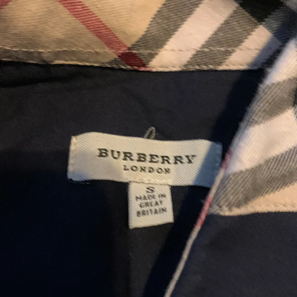 Burberry skjorta storlek S, skicket är mycket bra, ny pris ca 5000 mitt pris är 900kr, hör av er vid frågor och funderingar. Skjortor.