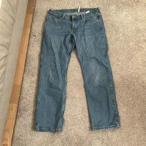 Jeans i modellen Arrow från Weekday. Säljer då de inte passar längre och därför inte kommer till användning. Mycket bra skick.