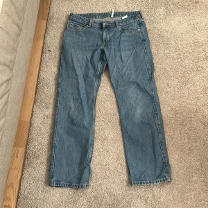 Lågmidjade Jeans - Jeans i modellen Arrow från Weekday. Säljer då de inte passar längre och därför inte kommer till användning. Mycket bra skick.