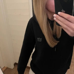 Hov1 hoodie - Super fin hov1 hoodie från deras barn av vår tid tour. Aldrig använd bara testad så precis som ny🤩🤩🙌🏼pris går att diskutera! 