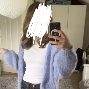 Stickad kofta - Denna blåa koftan är i nyskick och är knappt använd. Den är jättefin nu till våren och påminner om den stickade koftorna från Lindex. Jag är 167 cm och har ca xs-s i överdelar men jag skulle säga att om du har m så passar den perfekt också. 