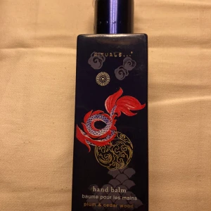 Handbalm The Legend of the dragon, 175 ml, Fr Rituals  - -Limited Edition- Förvandla en vardaglig rutin till ett meningsfullt ögonblick med den exklusiva handkrämen från The Legend of the Dragon. Handbalmet är berikat med plommon och cederträ och både återfuktar och skyddar händerna. 