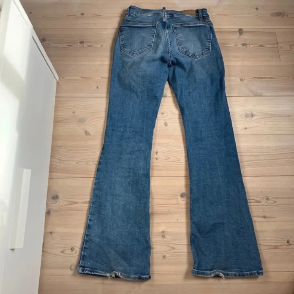 Jättefina bootcut jeans som tyvärr va lite för små i midjan (kan inte skicka bild hur de ser ut på då de inte passar på mig)💕. Jeans & Byxor.