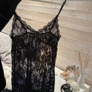Spetsklänning - Säljer nu min helt oanvända spetsklänning ifrån Lindex! Svårt att se helheten på bild, men linnet/klänningen är spets hela vägen ner till nedre delen där det är en liten volang. Hur fin som helst!💋