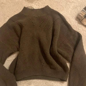 Gullig tröja från HM - Brun tröja från hm. Storlek 146/152 och är ganska tjock. Jättefin till vintern och våren. 🙌🏼😘