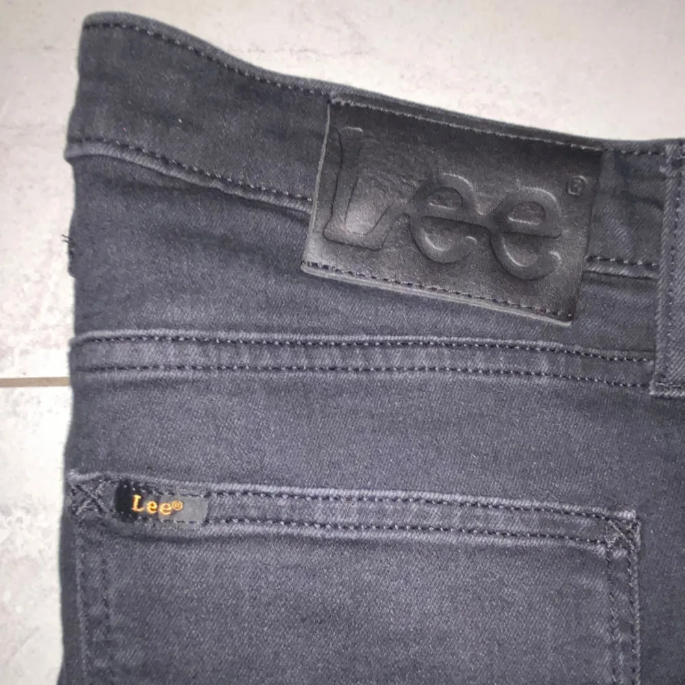 Fina lee jeans som är använda max 2 ggr. Skick 10/10. Storleken är W30 L30 och lite mer slim i passformen. Nypris 1000kr, mitt pris 450kr. Hör gärna av dig vid funderingar!😊. Jeans & Byxor.