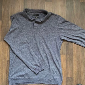 Grå Massimo Dutti piké - Grå Massimo Dutti piké, Storlek: S, Skick 9/10, Nypris: 699kr, Vårt pris: 299kr