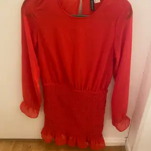 Röd klänning från hm. Använd en gång och däljer för att den har blivit för liten. 
