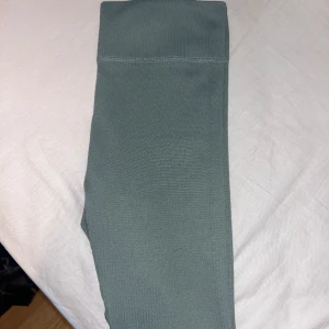 Relode tights  - Nyskick förutom lite slitningar vid rumpan som endast syns på väldigt nära håll. Storlek S. Ribbade