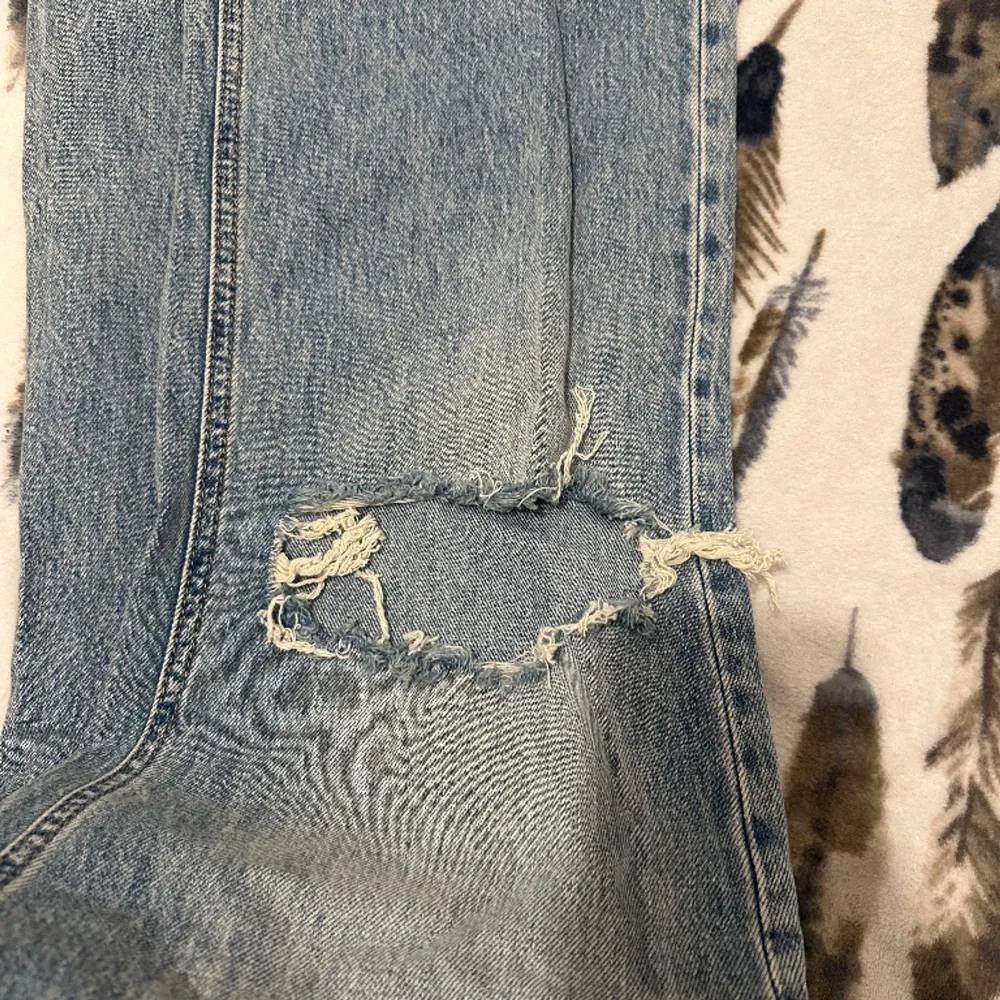 Helt nya raka jeans med hål i knäna. Jeans & Byxor.