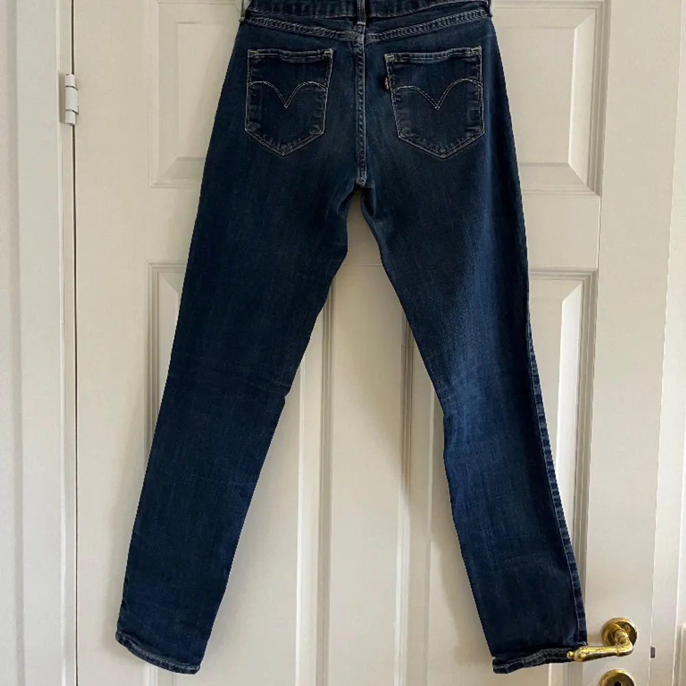Levisjeans, slimmad modell, stl 28/32 Skitsnygga på, men kommer tyvärr inte i dem längre. . Jeans & Byxor.