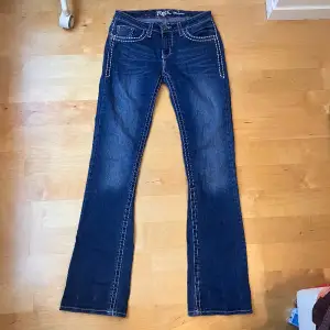 Jeans i bra skick, säljer för att dom är för långa för mig💕 midjemått: 40 innerbenslängd: 92