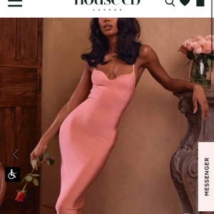 House of cb klänning  - Säljer världens finaste klänning då den blivit för liten för mig, endast använd en gång 🩷 Formar kroppen så fint!! Nypris var ungefär 2500kr + frakt på 500kr💕 Exklusive frakt