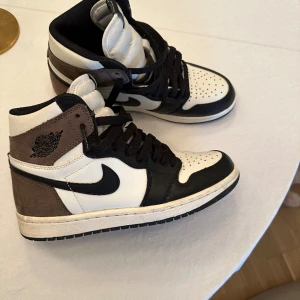 Jordan 1 Mocha - Jordan 1 Mocha   Använda, men är i fräscht skick.