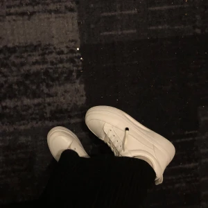vita sneakers  - säljer dessa fina sneakers, dom är använda 1 gång & är i storlek 38! säljer för 150kr!