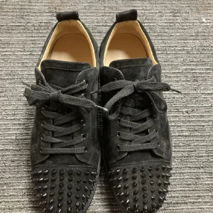 Christian Louboutin skor herr - Hejsan säljer nu mina Christian Louboutin skor herr färg svarta vid intresse kontakta mig inga skam bud