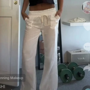 Roxy linnebyxor - Säljer ett par helt nya linnebyxor i storlek S, pristag finns fortfarande på då. Perfekt nu till våren och sommaren med nya linnebyxod:)