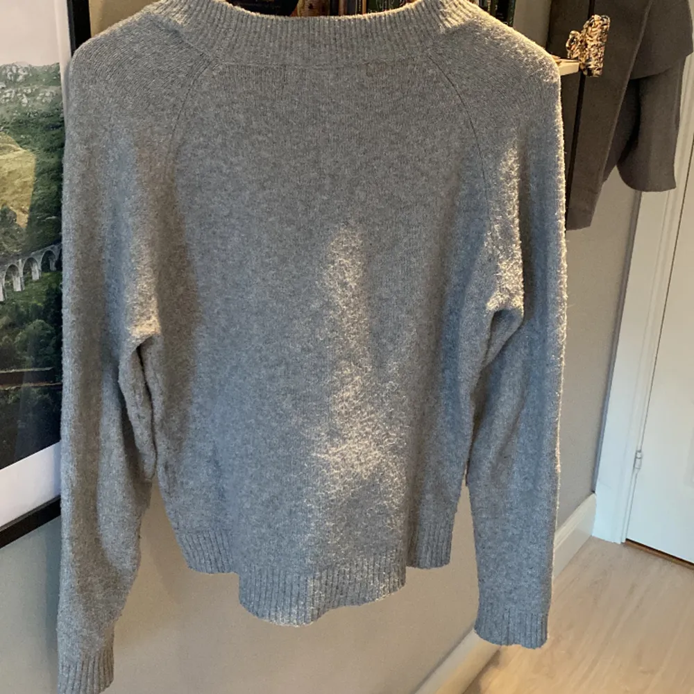 Använd tröja från Vera Moda. Ganska nopprig. Säljer billigt:) Pris kan diskuteras . Neuleet.