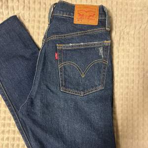 Säljer blåa levis jeans som är helt oanvända! Storlek W26 L30 Ny skick!