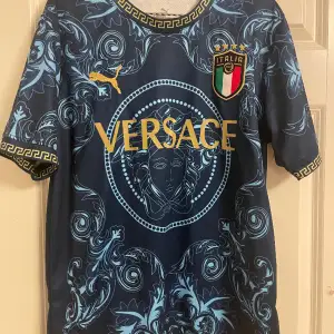 En fin Versace Italia fotbollströja. Är i så bra skick och ett fint skönt matreal. 