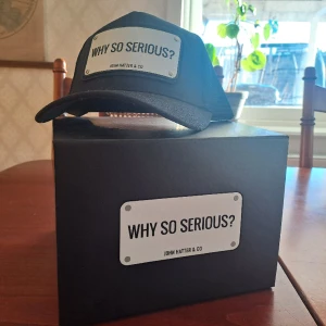 WHY SO SERIUS? Keps från john hatter&co - Trucker keps från john hatter&co Helt oanvänd Orginal förpackning tillkommer Leverans kan ordnas