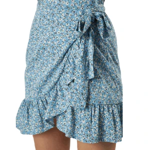 Omlott kjol  - En så söt blå omlottkjol med små söta vita blommor från Only💙nästan aldrig använd så väldigt bra skick💙Hör av dig till mig om du är itresserad💙🤍