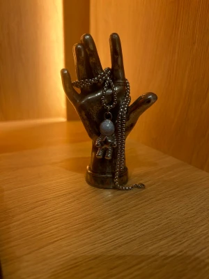 Super coolt halsband! - Säljer mitt super fina halsband! Det är i äkta silver och inte använt allt! Säljer för att jag använder mer guld smycken!  Jag har också fler kedjor om man gärna vill byta kedja! Pris kan diskuteras❤️