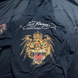 Ed hardy Hoodie - Schysst Sip-up Hoodie från Ed-Hardy, storlek XL, sitter loversized men snyggt på mig (186 cm).