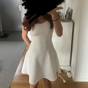 Vit klänning, skolavslutning  - Perfekt sommar avslutnings klänning men passar för alla tillfällen. Super fin och enkel att styla!