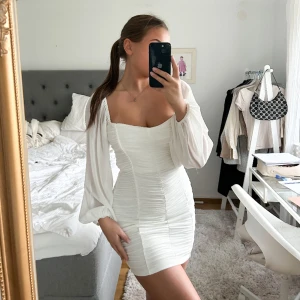 Studentklänning - Vit klänning perfekt till student Märke: Hello Molly  Stretchig Storlek M (passar som S)  Oanvänd(prislapp kvar)