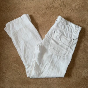 Monton Tannov Vita Linnebyxor - Monton linnebyxor (100% Linne) i modellen Tannov, använda men i gott skick. Storlek: 36 W, 34 L, Midja: 46 cm Ytterben: 105 cm Benöppning: 23.5 cm