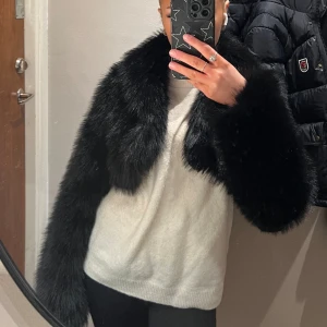 Pälsjacka  - Säljer min snygga päls jacka som är köpt på zara, den är helt oanvänd.