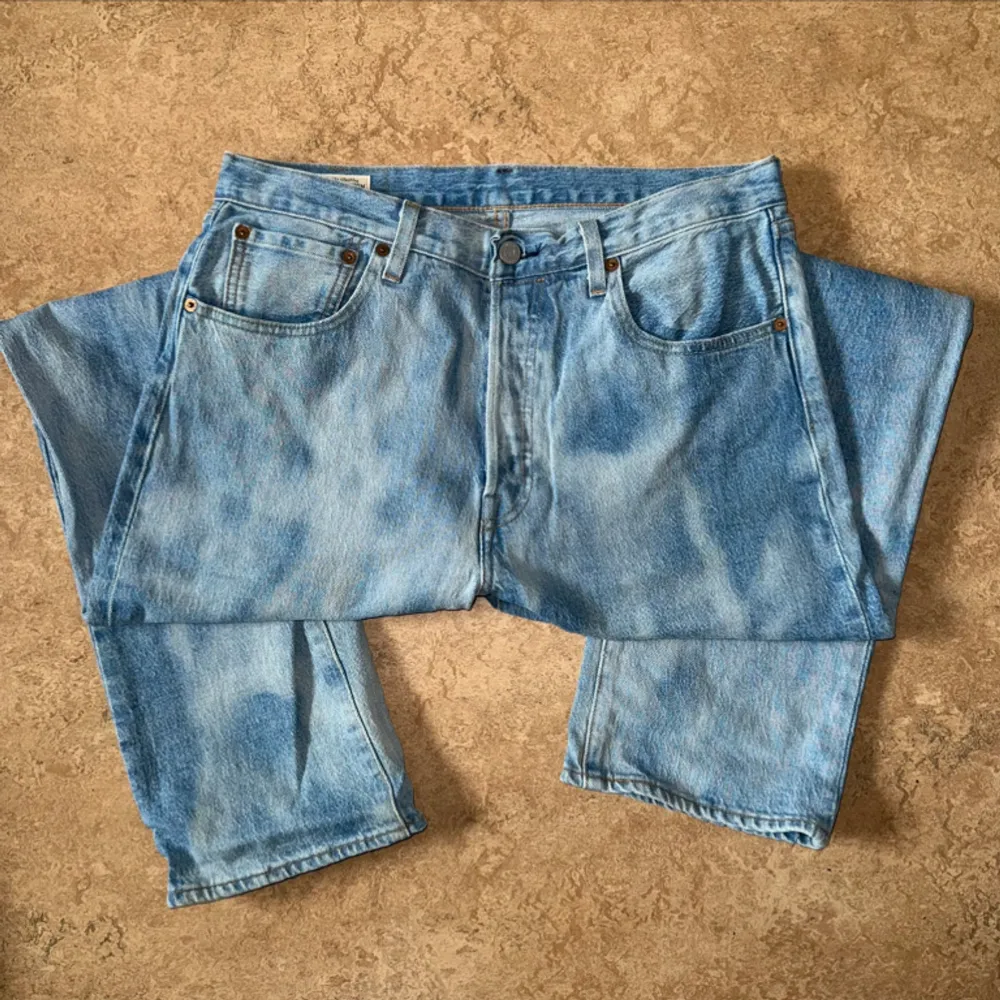 Levi's 501 jeans blekta och färgade från fabrik. Det vi säga, inget DIY Storlek: 32x32. Jeans & Byxor.