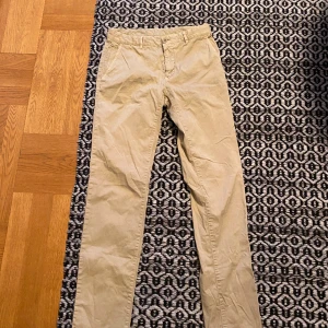 Tiger of sweden chinos - Riktigt feta tiger of sweden chinos i beige. Sitter slimfit och storleken är 46 (motsvarar 30/32 - 30/34). Perfekta till golfsäsongen! Skriv i Dm för ytterligare frågor!💥👍